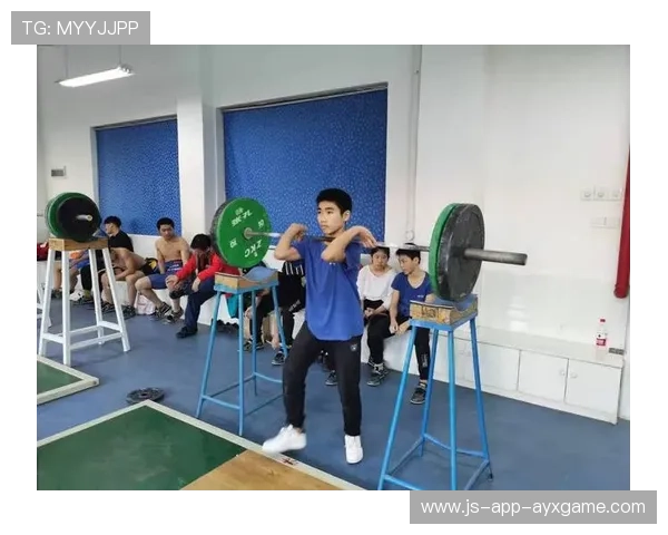 举重训练营组织学员参加力量测试日评估成长效果，举重能力
